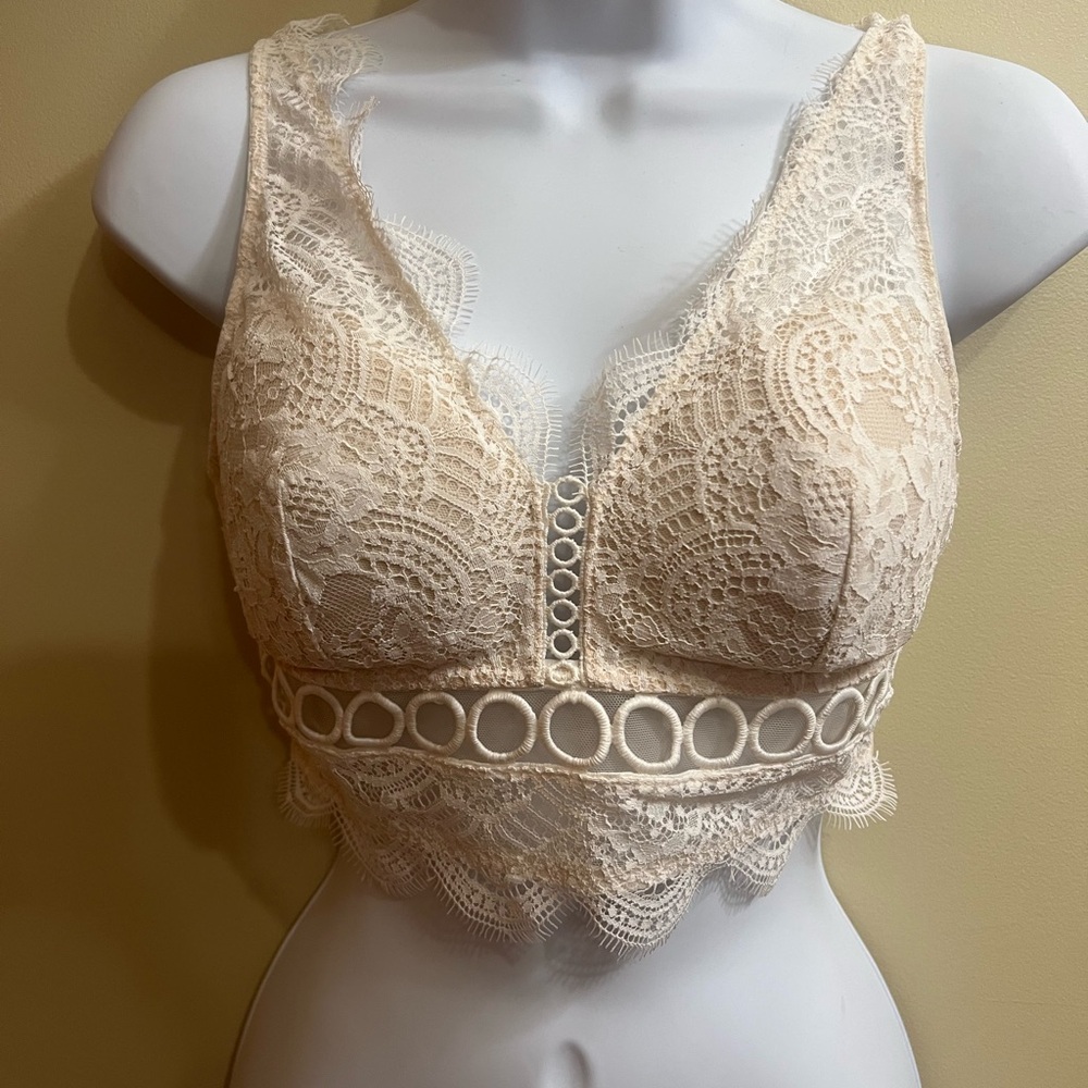 Victoria’s Secret elegant Lace Bralette in Cream size M